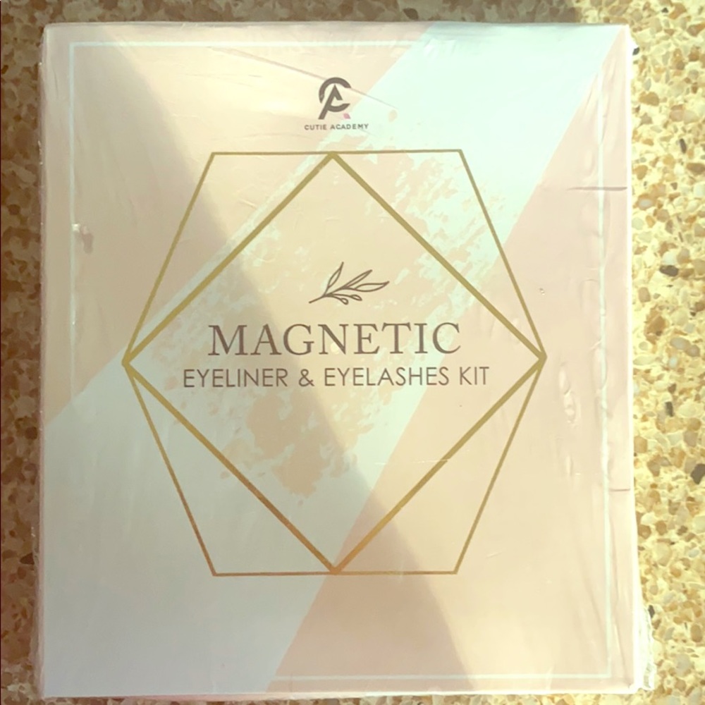 Magnetic eyeliner and eyelashes kit- BNWT